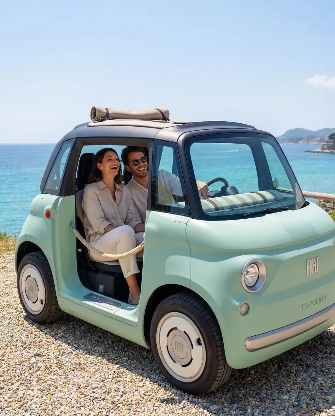 Pareja disfrutando del paseo en Fiat Topolino eléctrico