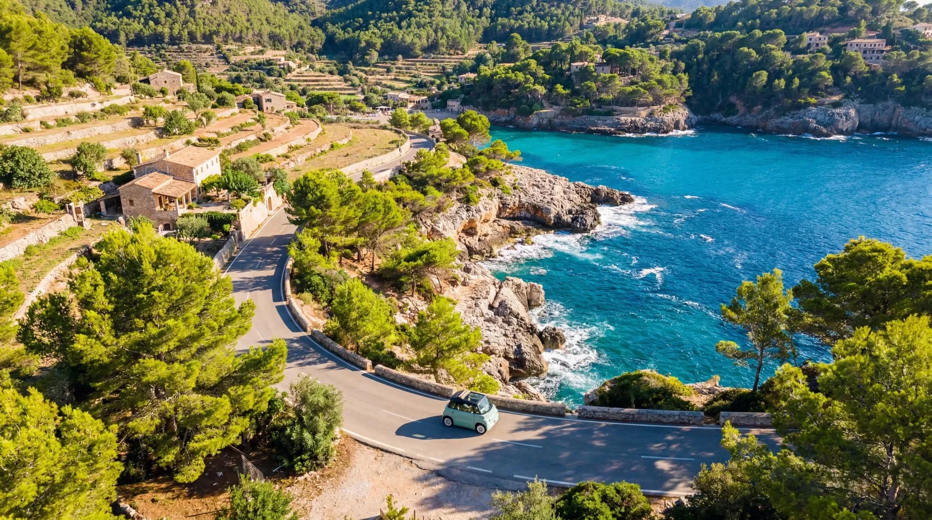 Vista aérea de la costa de Mallorca con el Fiat Topolino junto al mar